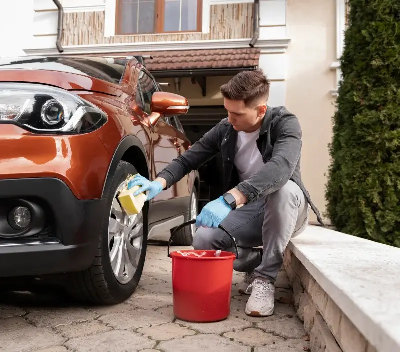 Lavage auto à domicile Saint-Clar-de-Rivière : professionnel intervenant sur un véhicule